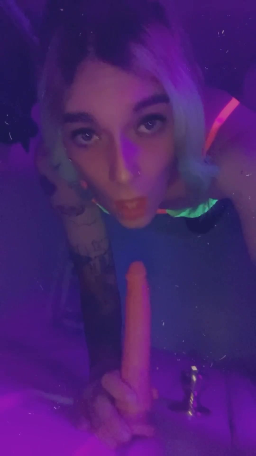 Raving beauty seeks your attention