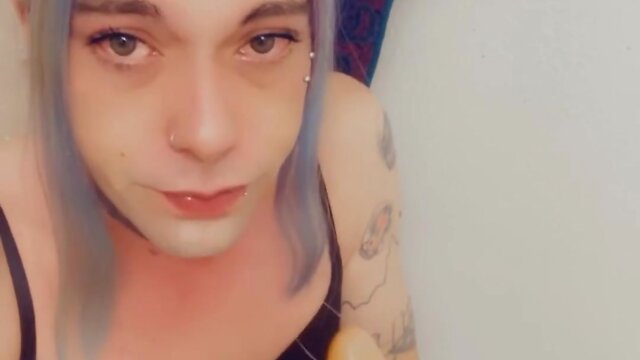 Lingerie-clad pro deepthroater