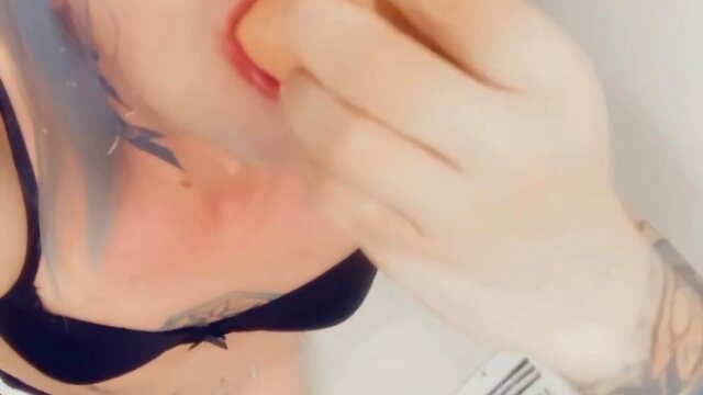 Lingerie-clad pro deepthroater