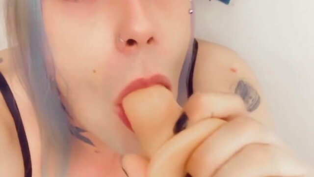 Lingerie-clad pro deepthroater