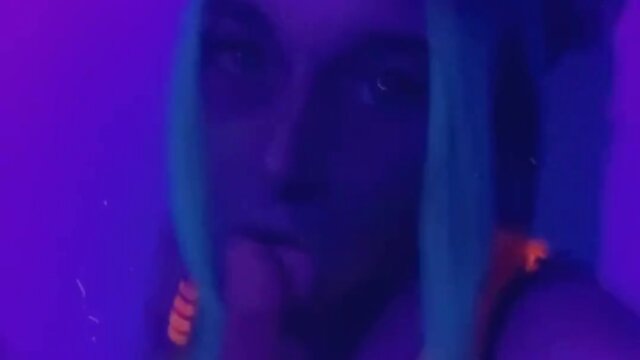 Partygoer seeks romance at the club