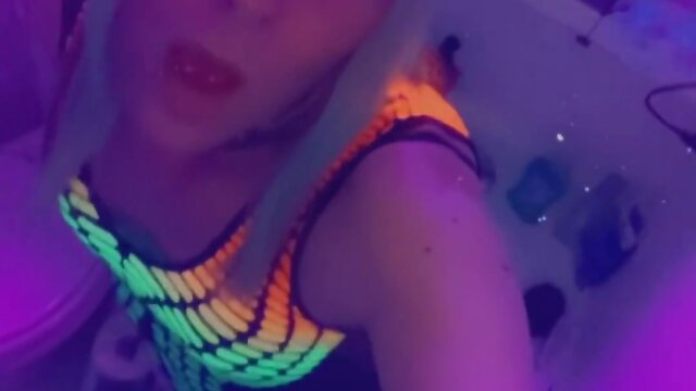 Partygoer seeks romance at the club