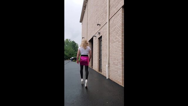 Deedeeslut69 working out with toy in hot pink skirt and white top