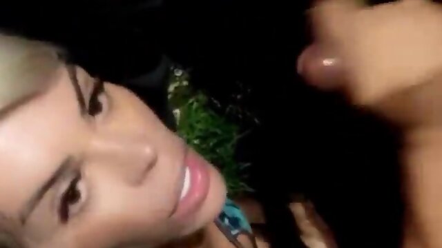 Engolindo vários paus em uma praça