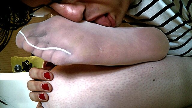 Monique adores her feet and orgasms