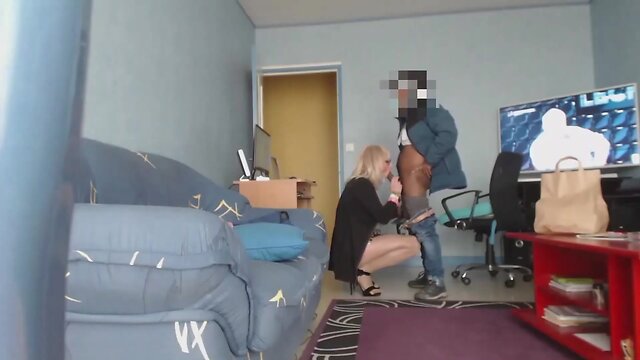 Or teen.big-chested bimbo sucking a courier