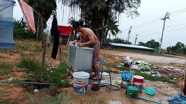 Fn032: taking a shower