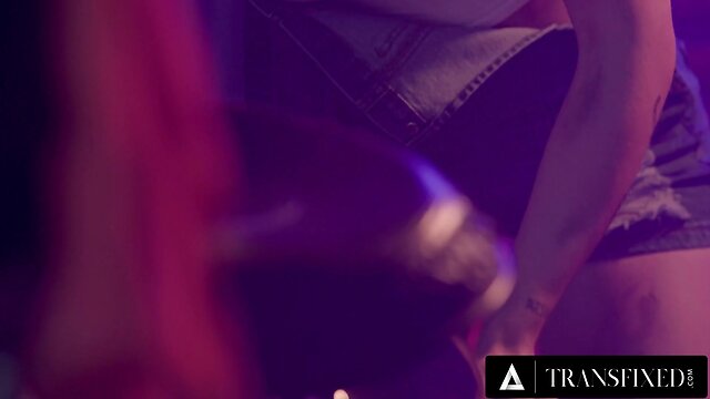 Brooklyn gray transfixed by jade venus big trans cock