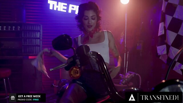 Brooklyn gray transfixed by jade venus big trans cock