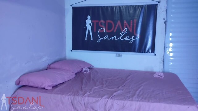 Daniela santos performs easter solo