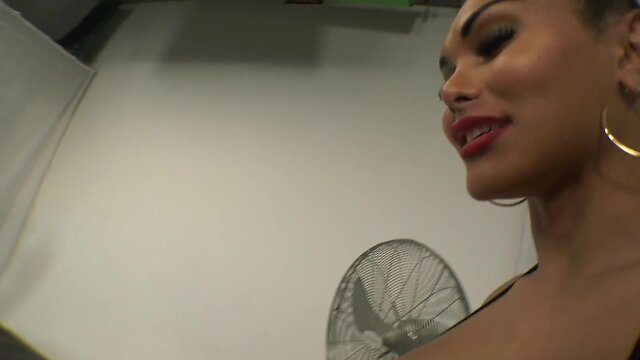 Beatriz andrade brings her she-male magic to the stage #3