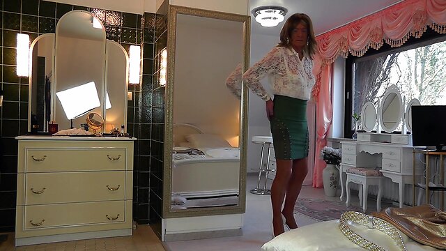 Business style tight skirts fashion show