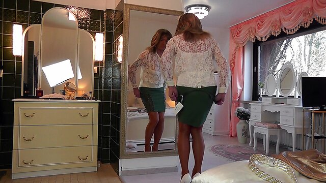 Business style tight skirts fashion show