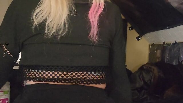 T-girl works out her butt with a fucking machine