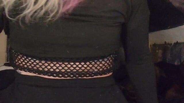 T-girl works out her butt with a fucking machine