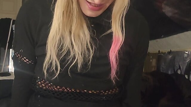 T-girl works out her butt with a fucking machine