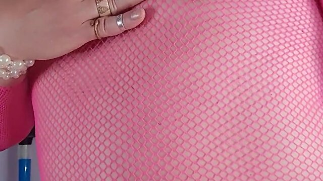 Pink fishnet hucow look