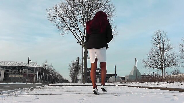 A backdoor zipper in a tight skirt: an invitation?