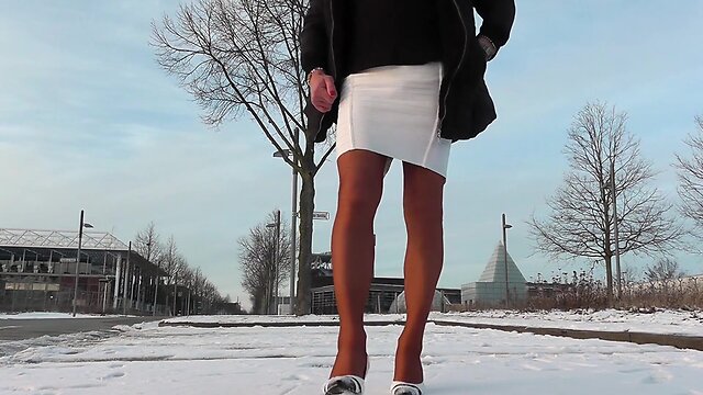 A backdoor zipper in a tight skirt: an invitation?