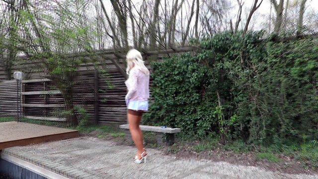 Come with me! my behind on display