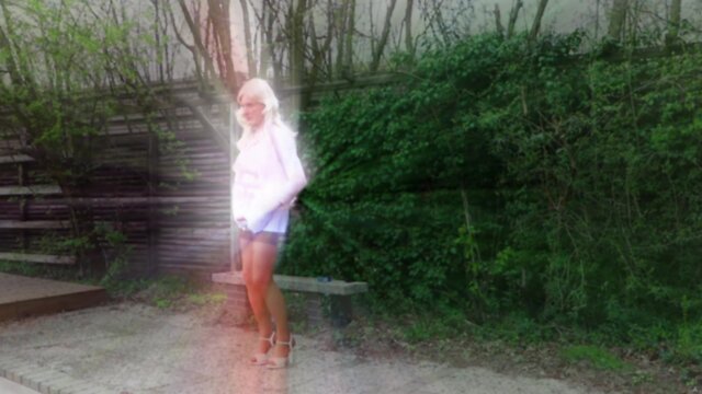 Come with me! my behind on display