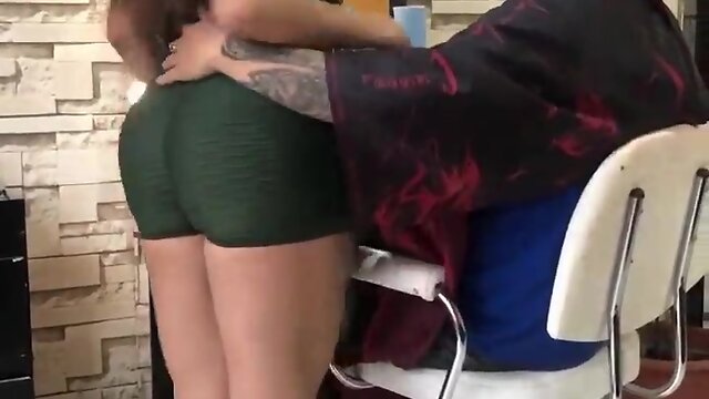 Haircut at the salon ends with a pat on the booty - 5536650122