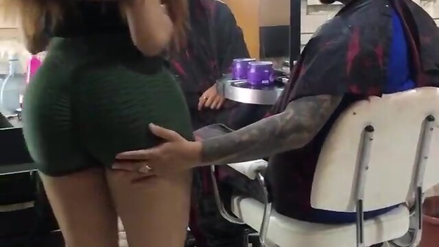 Haircut at the salon ends with a pat on the booty - 5536650122