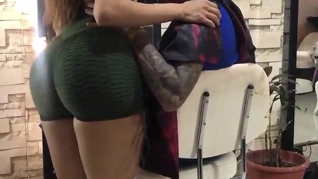 Haircut at the salon ends with a pat on the booty - 5536650122