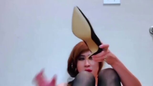 Sissy bess milks herself dry