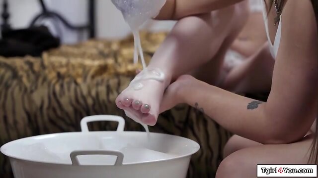 Trans izzy wildes feet sucked by gf