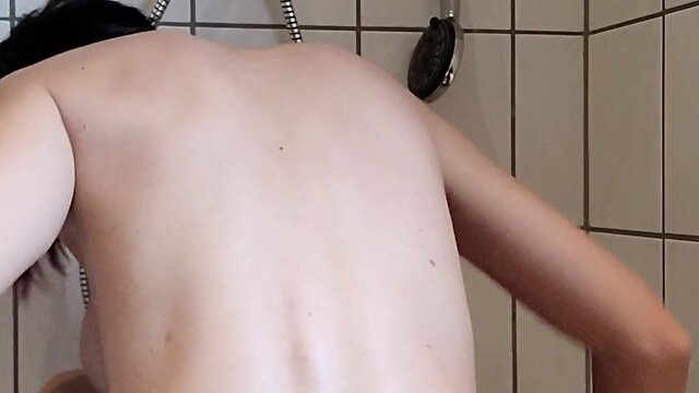 Or womantrans person fistet sich selbst mit einem dildo.