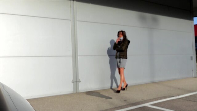 Crossdresser urinates in pantyhose in public