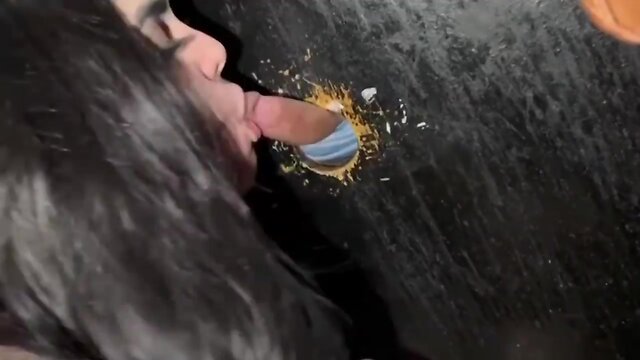 Experimentei o fetiche de gloryhole.