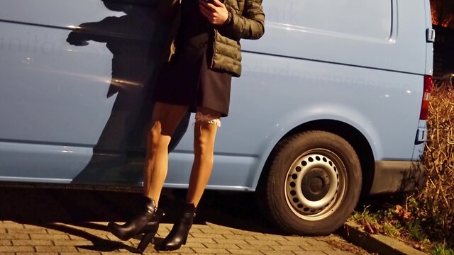 A tale of squirting and jerking off in pantyhose