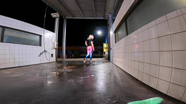 Exhibitionist muscleman caught at carwash