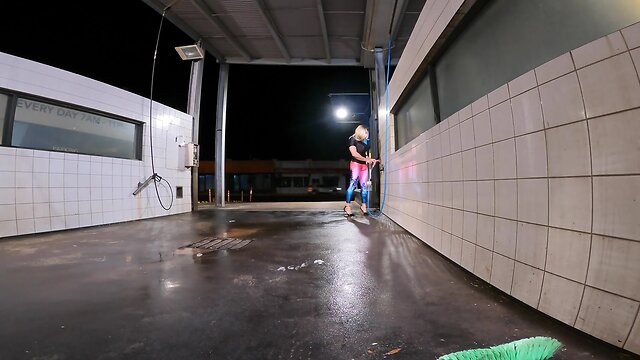 Exhibitionist muscleman caught at carwash