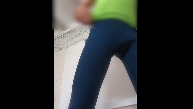 Trying on gym clothes: which outfit do you prefer?