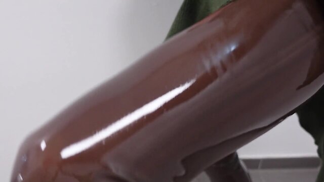 Pissing in latex pantyhose with zipper: density?