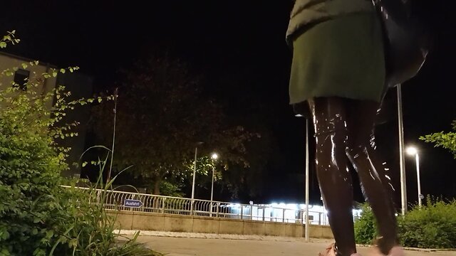 Pissing in latex pantyhose with zipper: density?