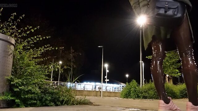 Pissing in latex pantyhose with zipper: density?