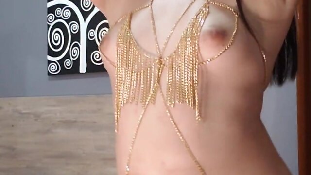 Queen reina swinging hips and twerking in dance