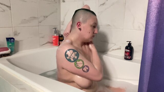 Keenos short bath face reveal voyeurism