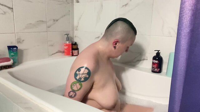 Keenos short bath face reveal voyeurism