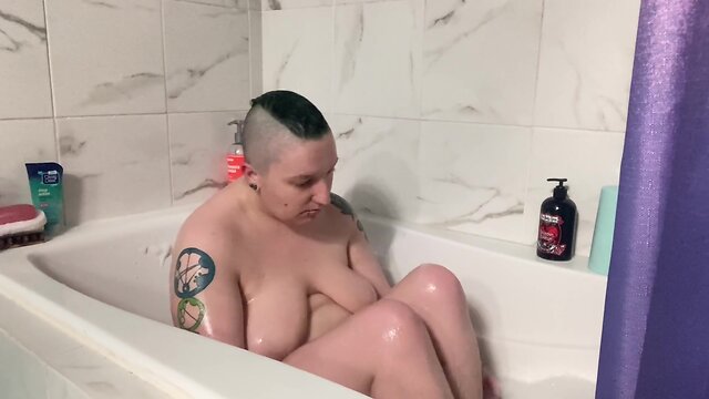 Keenos short bath face reveal voyeurism