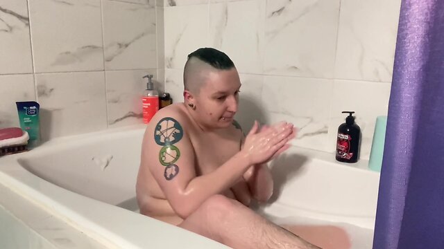 Keenos short bath face reveal voyeurism