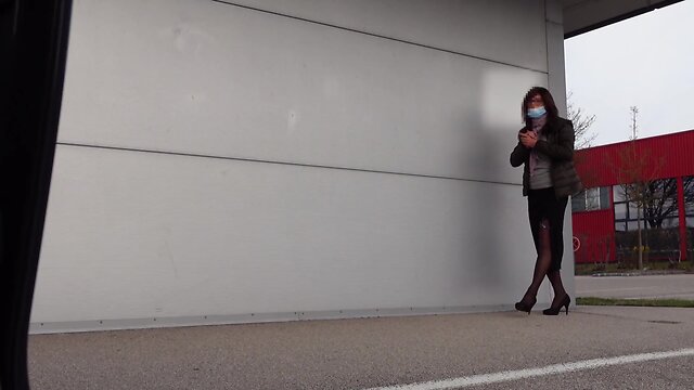 Nylon-legs sprayed and displayed outdoors