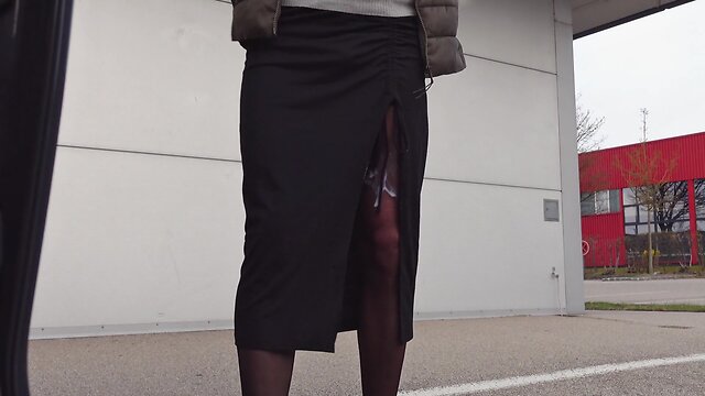 Nylon-legs sprayed and displayed outdoors