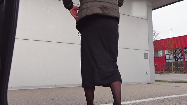 Nylon-legs sprayed and displayed outdoors