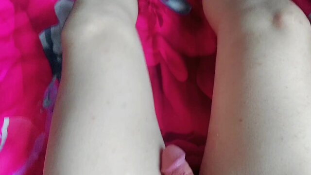 Double handless shemale ladyboy with cute white thighs cumshot