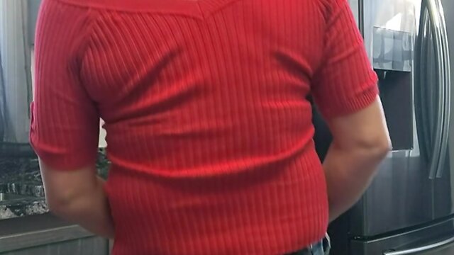 Amateur crossdresser cums on kitchen island